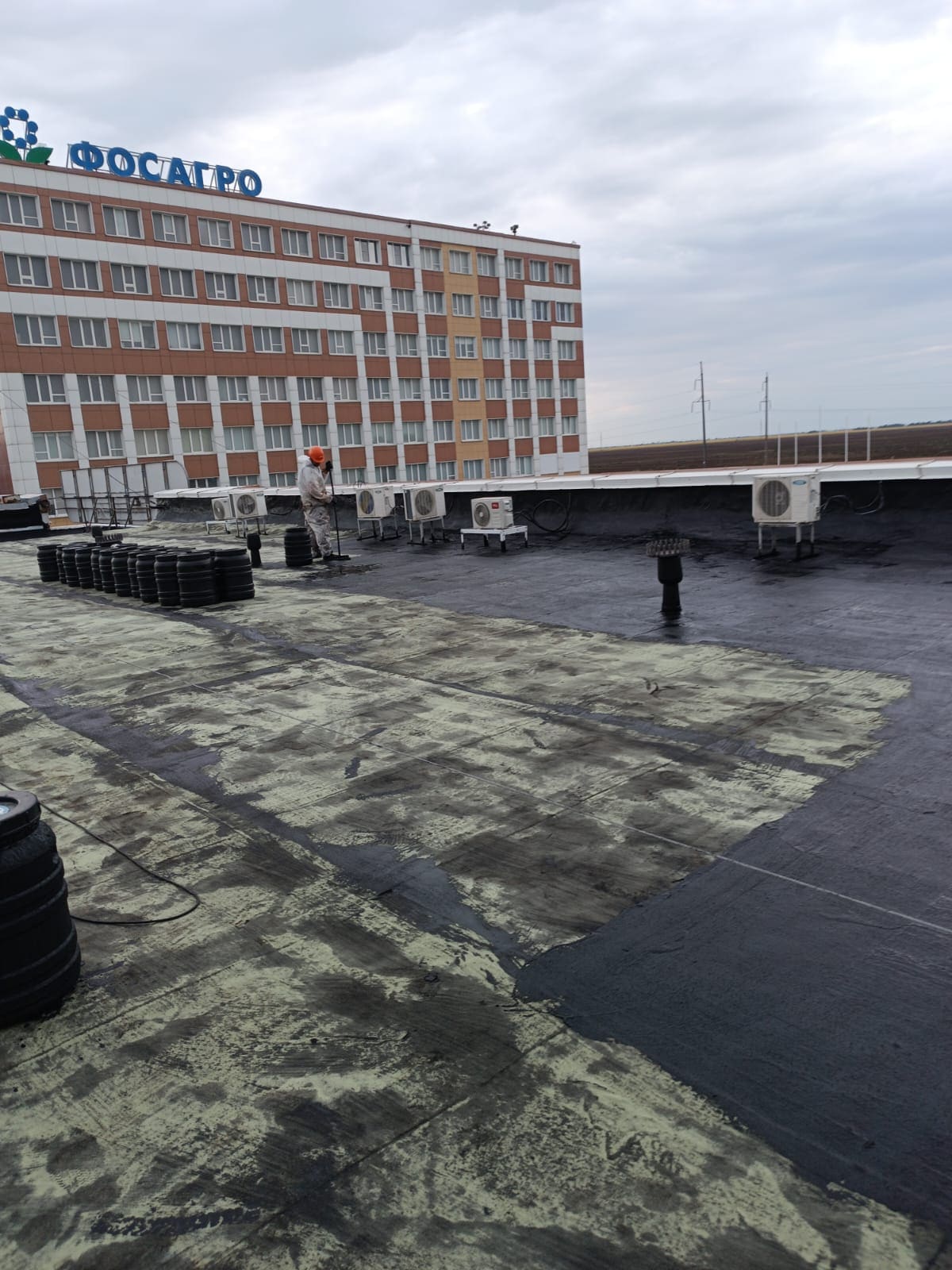 Граница старого ковра и нового покрытия Синзатим на кровле корпуса ФосАгро