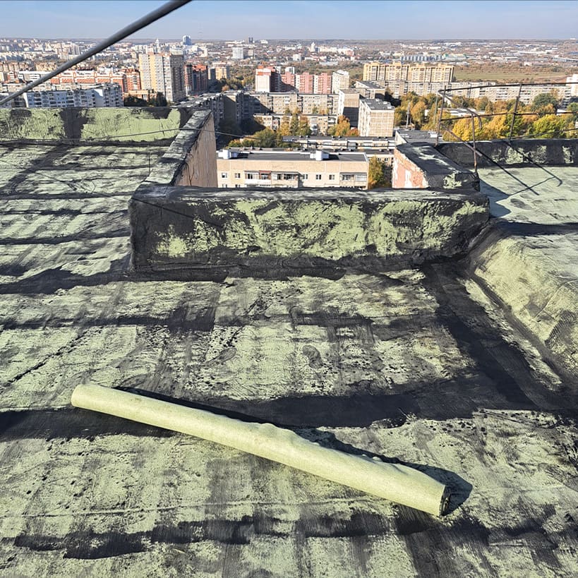 Армирующий геотекстиль, пропитанный мастикой Синзатим, и рулон полотна на кровле